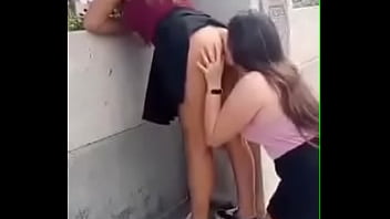 Lesbiana Le Chupa El Culo A Su Novia En Publico...