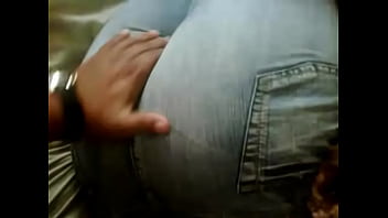 Tocando Un Culo Con Jeans Leggings Apretados...