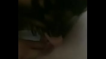 Gli Infilo La Mano Dentro E Lei Gode...