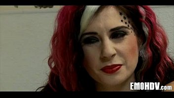 Gothic-Schlampe im Tattoo-Studio