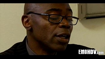 Gothic-Schlampe im Tattoo-Studio: Heißer Anzug-Typ