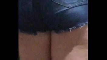 Esposa Com O Short Enfiado No Cu Colocando A Cortina Da Porta...