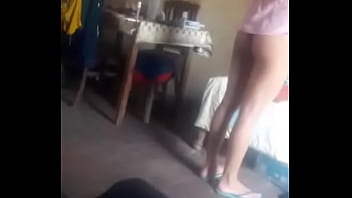 Mi Hermanita Se Cambia La Tanga Y La Grabo...