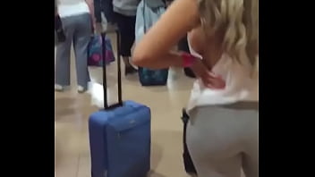 Moreninha chupando a buceta da loirinha Mulher com plug anal no aeroporto