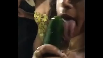 Mulheres Resolv Treinar Boquete Com Pepino Fazendo Garganta Profunda E Chupada Babada...