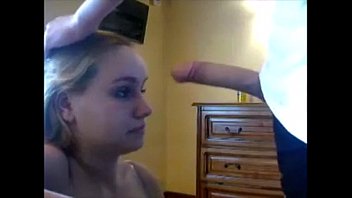 Novinha levando gozada na cara...