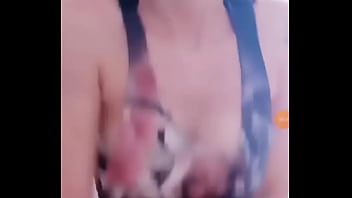 Novinha Pagando Peitinho Na Live...