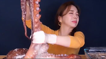 Increible Milf Asiatica Masajea Pulpo Para Hacer Comida Rica...