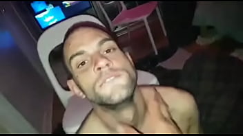 Alessio Como Una Perra Mamando...