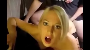 Blondes Tussis Sofa-Orgasmus Rot