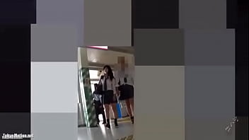 《盗撮動画》電車で仲良く通学中のカースト上位JKちゃんを2人まとめて逆さ撮りした結果がこちらｗｗ