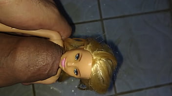 Barbie tomando una ducha rapida...