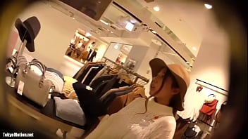 巧みな話術でショップ店員にスカート試着を誘導→アニマル柄Pを逆さ撮りGET