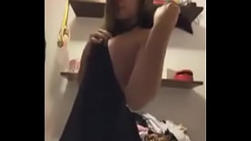 Loira Tirando A Roupa...