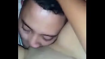 Chupando gostoso uma buceta...