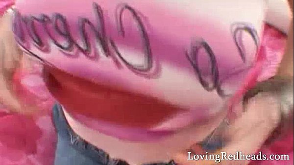 Roodharige Teen Speelt Glanzende Dildo 5