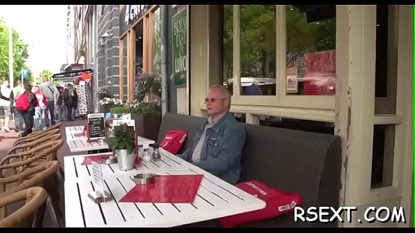 Lucky mannetje krijgt zijn ramstok hard geslikt door een Amsterdam 8.