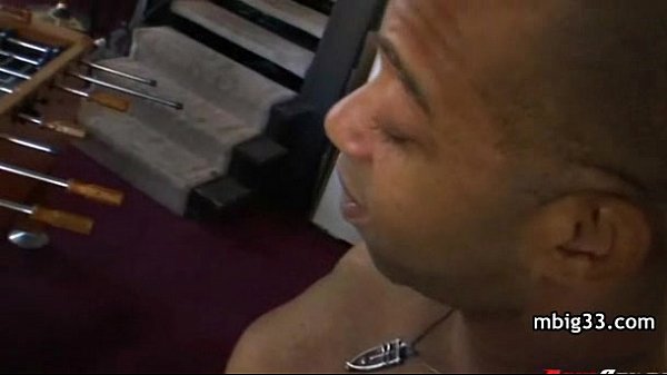 Blonde Teen neemt zwarte cock in kont