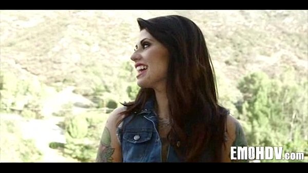 Emo Slut met Tattoos Fuckt Hard