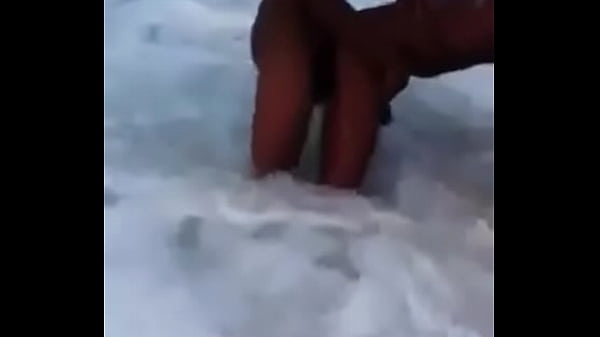 Transando no praia dentro do mar