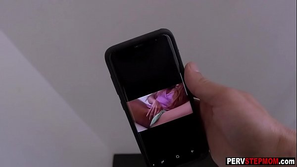 Stappende moeder stuurt porno naar vriend van zoon