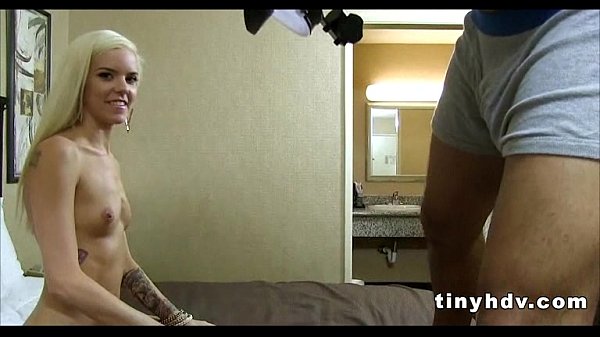 Teen meidje geniet van een dikke pijp