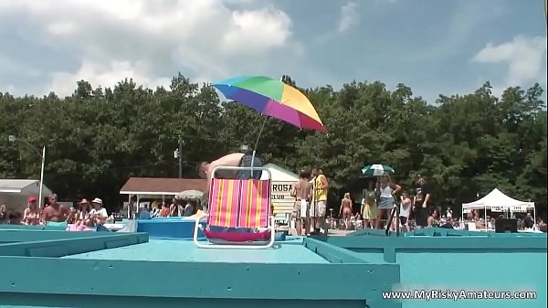 MILF met grote borsten bukt buiten
