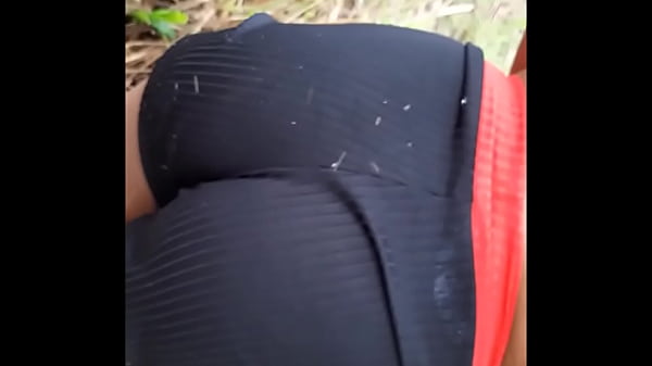 gozada na bunda da menina do lado da rodovia em pleno dia
