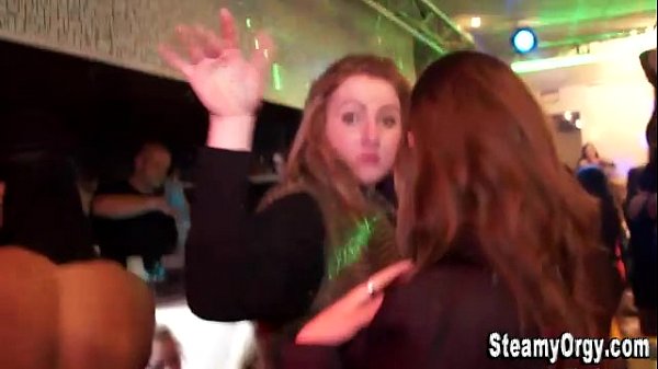 Teen CFNM suckt 10