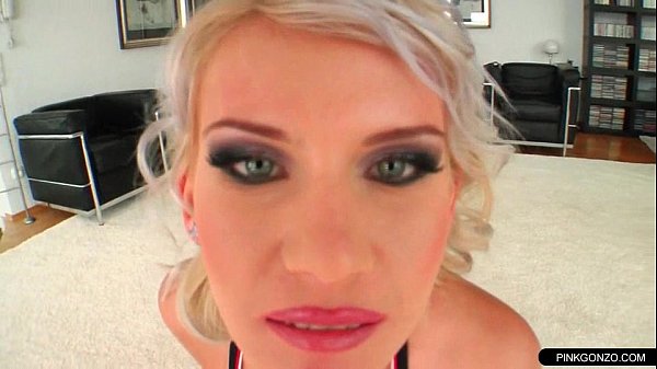 Blonde doet grote kok voor geld
