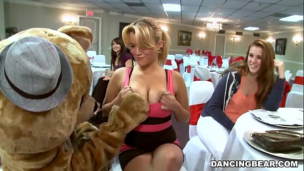 Grote Pootjes Stripsters en een Fluffy Dansende Beer