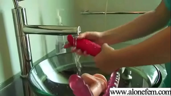 Teen Meisje Speelt Met Speelgoed En Masturbeert