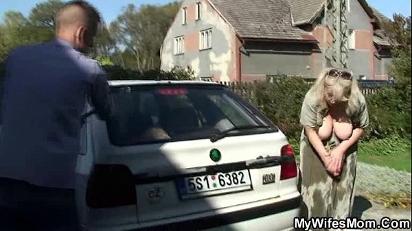 Vrouw vindt man met schoonmoeder