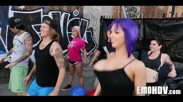 Emo hoer wordt 187 keer gefuckt