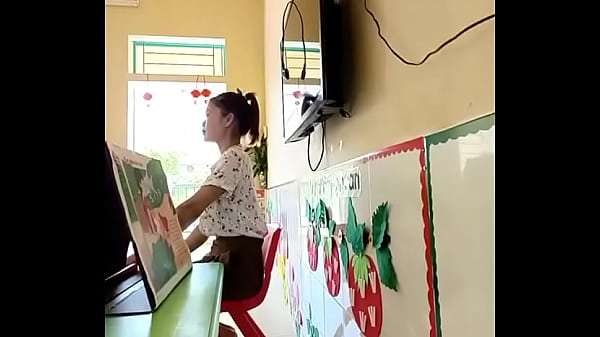 คลิปหลุดกำลังเป็นกระแสโซเชียลมาใหม่ ครูสาวสอนอนุบาลปล่อยคลิปลับหลังสอนเสร็จเข้าไปช่วยตัวเองในห้องน้ำ