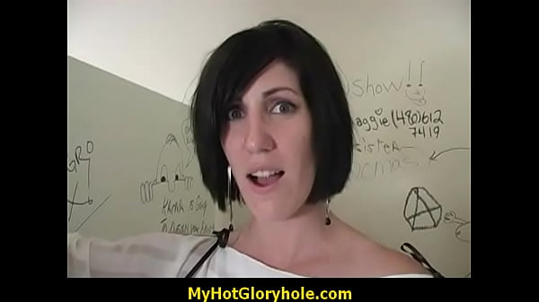 Grootte Poot in Gloryhole zuigt 23x