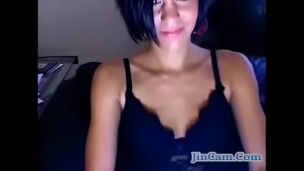 Korte haar meid in camshow 7