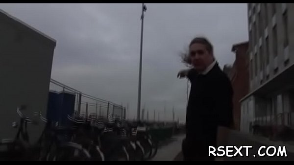 Harde skinne moeder rijdt een dikke pijp