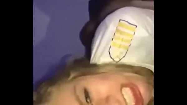Blonde Bitch met College Vrienden in een Threesome