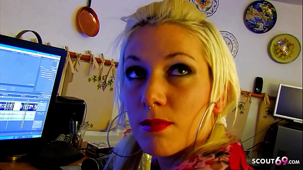 Blonde Tienertje kijkt eigen analporno