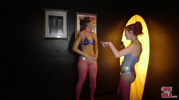 Avery Adair in de Club WC