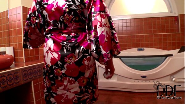 Sandra: Boobies Zuigen In De Bad & Komt Op De Borsten