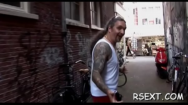 Lustige man verkent Amsterdamse roodlichtwijk