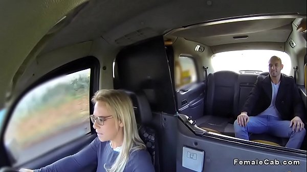 Grote man met grote pijp pakt taxi 6