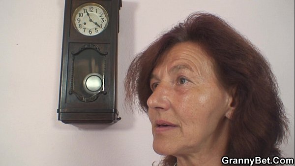 Oude Oma en jongen 6: Naaiende plezier