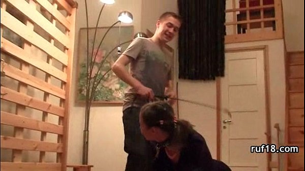Teen bondage: eerste keer hard gefuckt