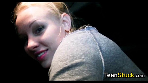 Blonde in mijn auto, klaar voor een handjob