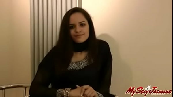Indianse Sexy Babe Jase Speelt met haar Grote Tieten en Pussy 2