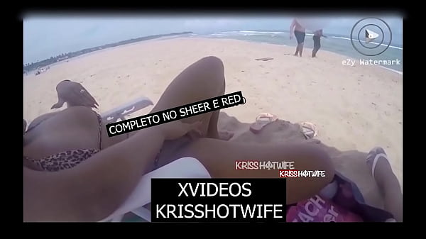 KRISS' Hotwife Geplukt Door 2 Onbekenden Op De Strand