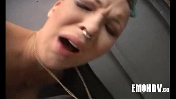 Tattoeerde Babe krijgt dikke 333 5